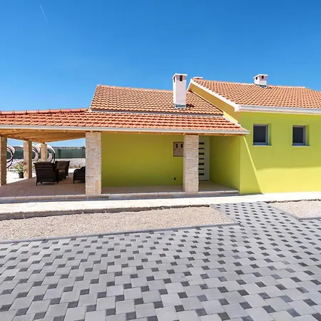 Stunning In Zemunik Donji With Kitchen *