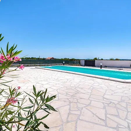 Stunning In Zemunik Donji With Kitchen Дом отдыха Murvica (Zadar)
