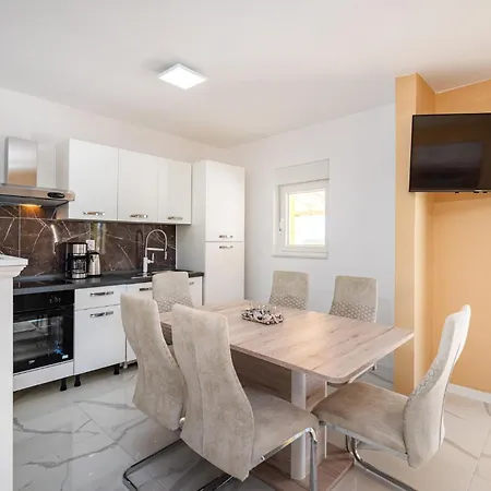 Дом отдыха Stunning In Zemunik Donji With Kitchen *