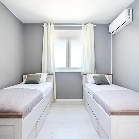 Дом отдыха Stunning In Zemunik Donji With Kitchen *