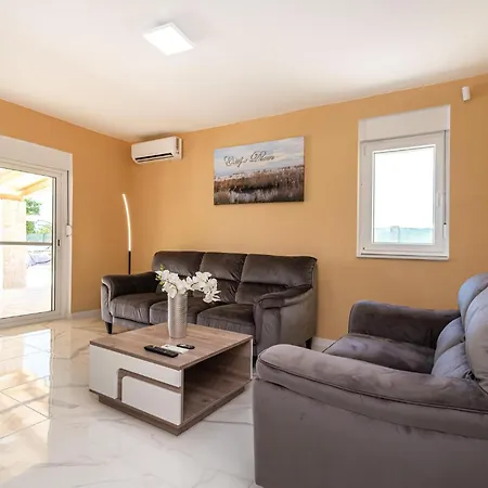 Nyaraló Cozy In Zemunik Donji